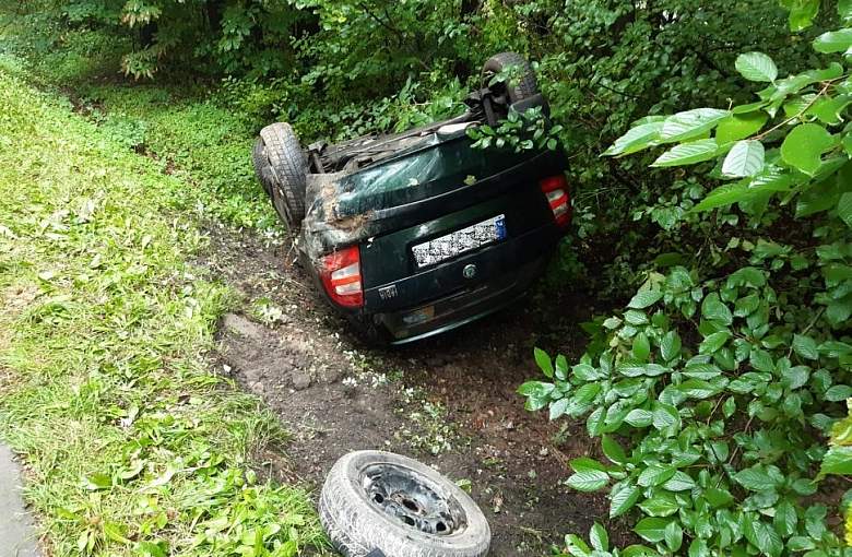 Policja Pszczyna. Dachowanie samochodu