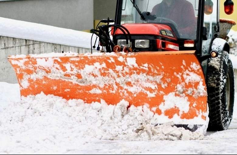 Pierwszy śnieg za nami. Warto wiedzieć, kto odśnieża drogi powiatowe