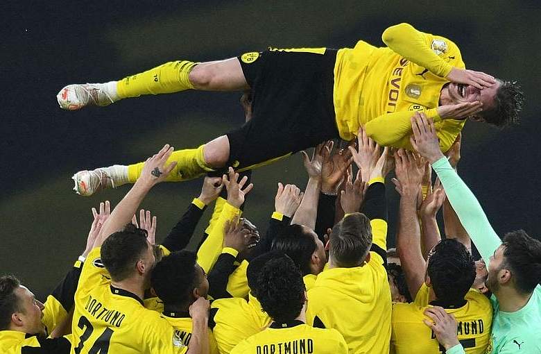 Łukasz Piszczek z Pucharem Niemiec