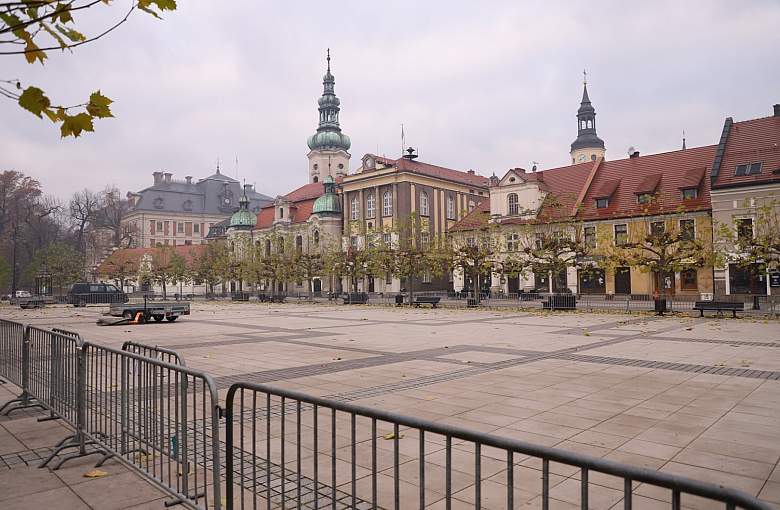 Już wkrótce możemy ostrzyć łyżwy! Rozpoczął się montaż lodowiska
