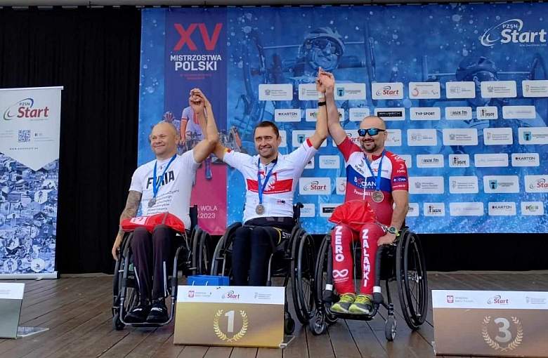 Daniel Osiński na podium Mistrzostw Polski w parakolarstwie szosowym