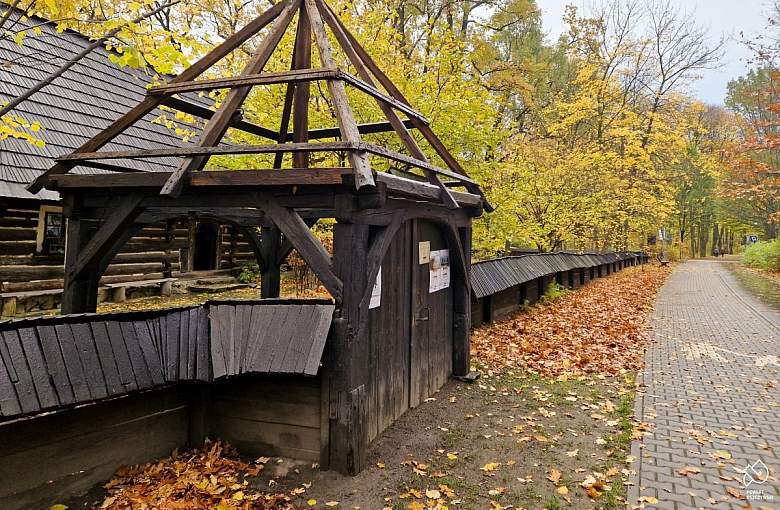 Remont wiaty bramnej w skansenie, dzięki wsparciu Powiatu Pszczyńskiego