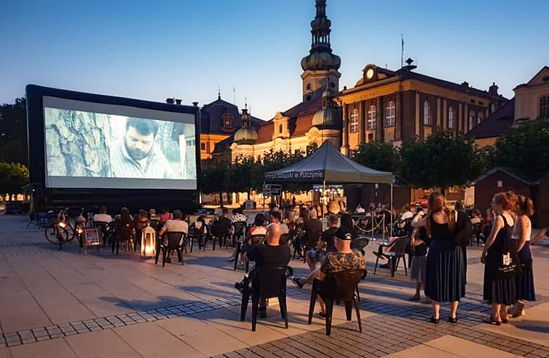 Lipcowe kino plenerowe na pszczyńskim rynku